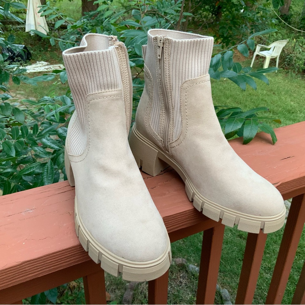 American Eagle Outfitters Cream Ankle Combat Boots sz 9 Comfort Elastic